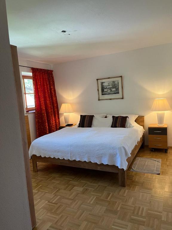 Schlafzimmer mit Doppelbett
